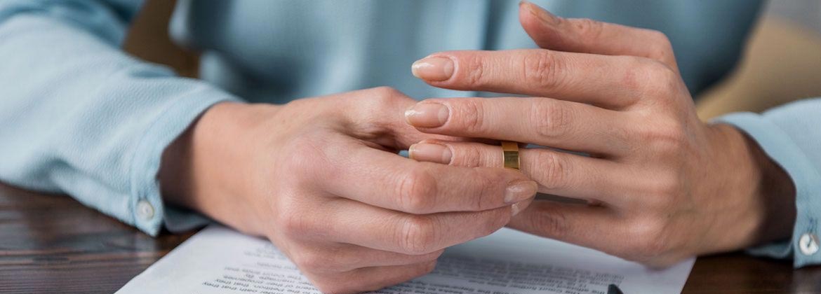 가정폭력으로 인한 이혼 시, 위자료·양육권은 어떻게 결정될까?